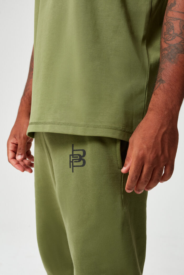 Piece by Piece Hose – Core Collection Olive – Bild 1